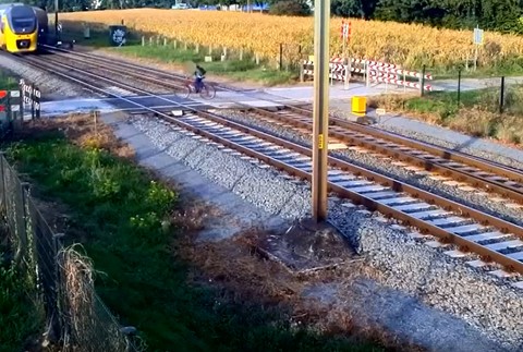 Cyklista ignoroval závory