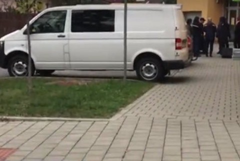 Prepad pošty skončil výstrelmi. Polícia po páchateľoch pátra