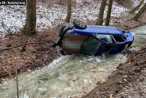 Auto skončilo v potoku