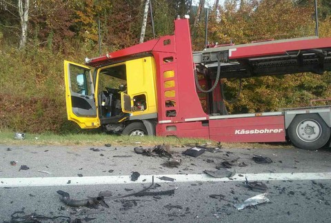 Čelná zrážka kamiónu s autom vo Zvolene 