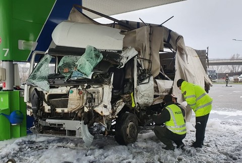 Nehoda na bratislavskej benzínke. Nákladné auto vrazilo do stojanu