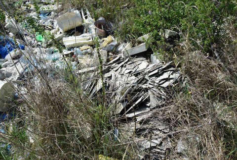 Pri Nových Zámkoch vznikla nelegálna skládka, odpad siaha do výšky dvoch metrov