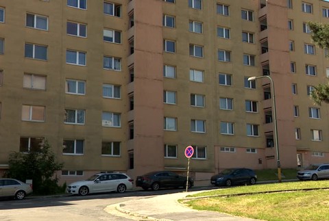 [multi] V Dúbravke vypadol z 3. poschodia muž. Predchádzala tomu údajne bitka 729