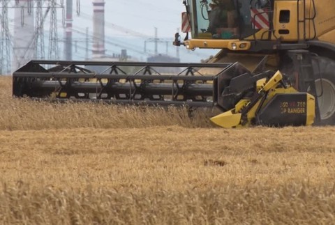 Počas žatvy zhoreli dve autá. Podľa experta sú na vine vodiči