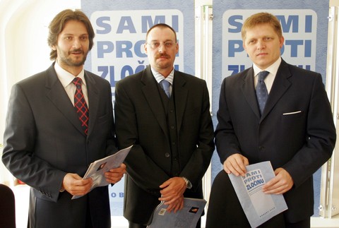 Robert Fico, Robert Kaliňák a Dobroslav Trnka pri krste knihy Sami proti zločinu