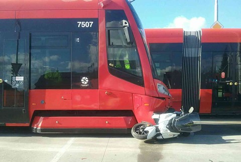 Zrážka električky a motorkára