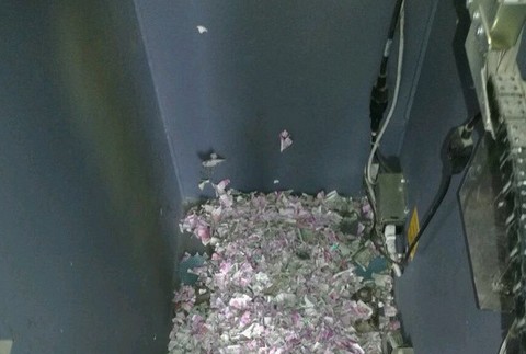 bankomat roztrhane bankovky2.jpg