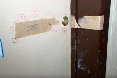 dvere bytu, kde sa strieľalo