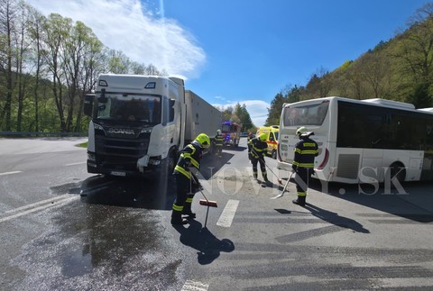 Zrážka autobusu a kamióna