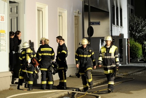 Strelkyňa po zabití svojho druha a syna zapálila byt. Hasiči museli evakuovať všetkých obyvateľov bytovky.