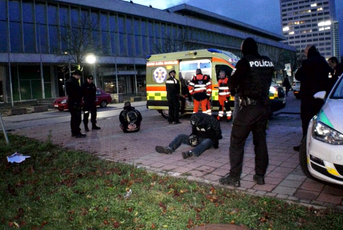 Protidrogový zásah pred očami desiatok ľudí. Medzi zadržanými skončil aj niekdajší černákovec Sklíčko