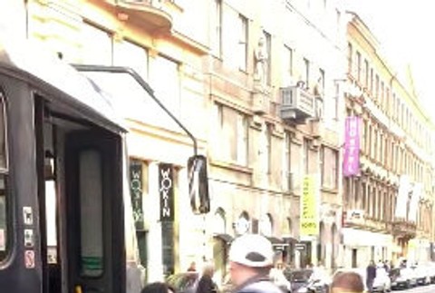 Auto sa snažili premiestniť cestujúci 