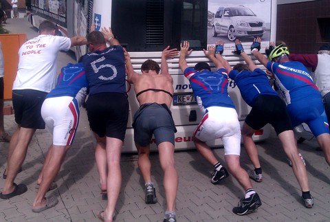 Slovenskom na bicykli_deň 4_autobus_Ján Mečiar_cyklisti a spol