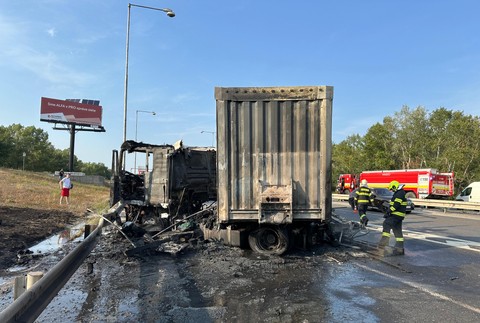 Požiar nákladného vozidla za mostom