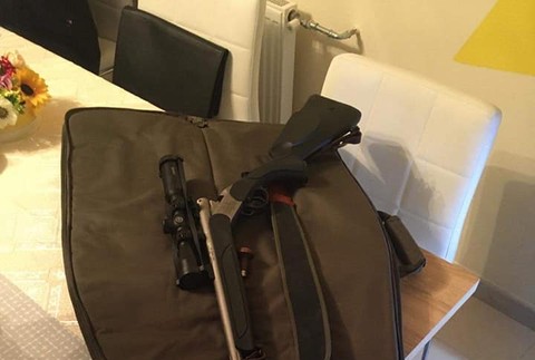 Policajti od skorého rána zasahujú v Čadci: Pri domových prehliadkach zaistili zbrane