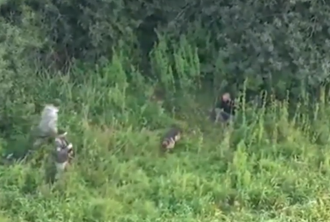 Dron pri policajnom zásahu na hraniciach odhalil nelegálneho migranta