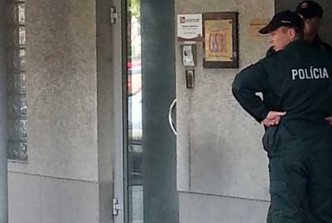 Policajti pred panelákom