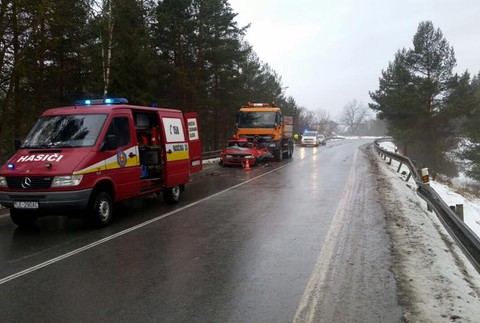 Tragická nehoda. Vodička vletela pod cestárska auto