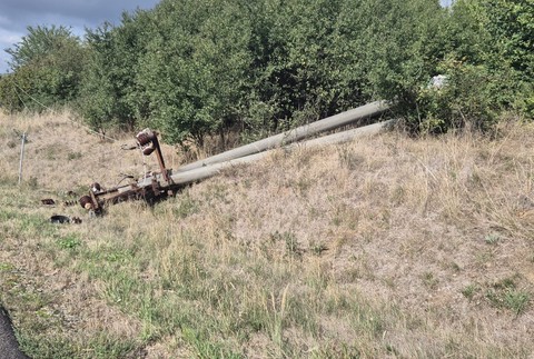 Traktorista narazil do elektrického stĺpu 2