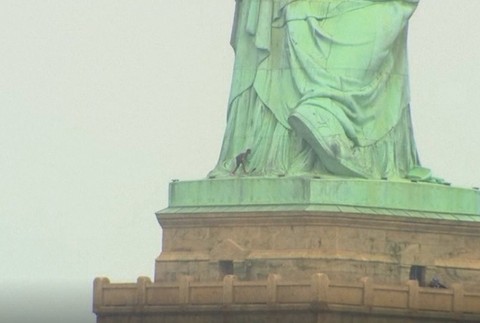 žena na Soche slobody