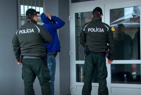 Mladík po hádke matku dobodal. Sudca ho ale do väzenia neposlal