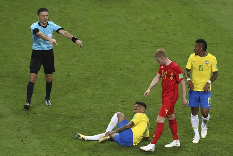 Neymar na trávniku v zápase proti Belgicku