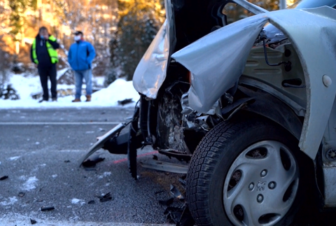 V Hnileckej doline sa čelne zrazili osobné auto a kamión naložený drevom