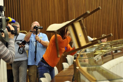 NR SR žena stolička hádže poslanci mimoriadna schôdza 2