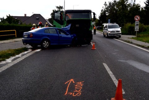 zničené auto po šialenej jazde mladíka