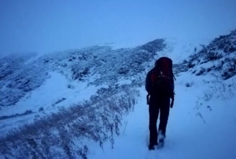 Záchranári v Tatrách pomáhali dvom izraelským turistom. Pre sneh a hmlu zišli z chodníka