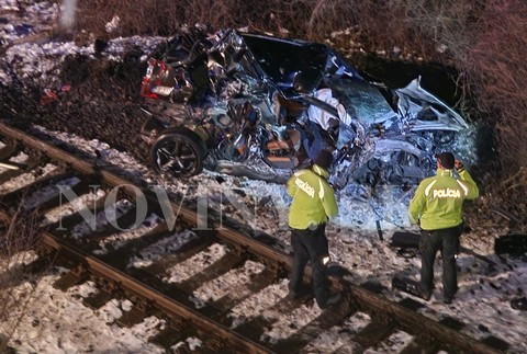 Auto spadlo z mosta na trať