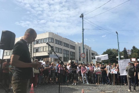 Vedci z SAV protestujú pred parlamentom