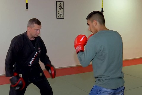 [multi] Muž pre rúško udrel do tváre predavačku. 12090