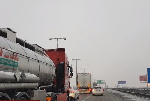 Na čelnom skle mu pristál kus ľadu. Vodič po nehode skončil v nemocnici