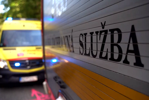 Vážna dopravná nehoda pre kŕč v nohe. Vodička vošla do protismeru aj s dvoma deťmi v aute