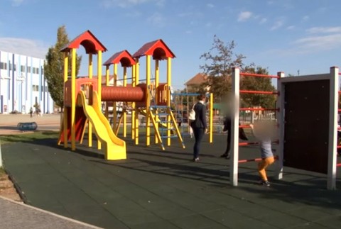 Chlapec sa pichol na injekčnej striekačke odhodenej na ihrisku 