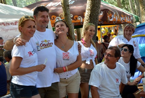 Porotca v obkľúčení jojkárok