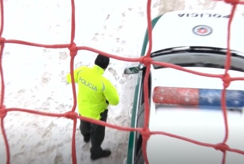 Policajti strážili okolie areálu 