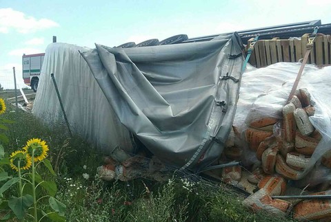 Nehoda na R1 pri Galante: Plne naložený kamión sa prevrátil