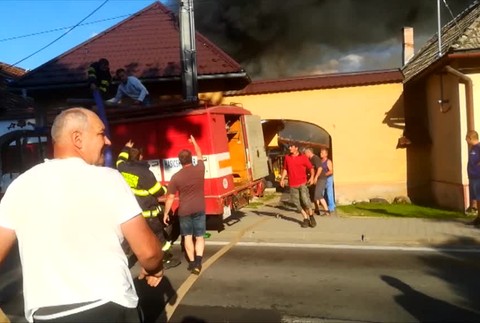 [multi] Obrovský požiar zachvátil hospodárske budovy. Majiteľa s popáleninami previezli do nemocnice 3436