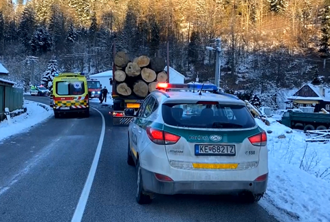 V Hnileckej doline sa čelne zrazili osobné auto a kamión naložený drevom