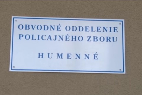 Nočný zásah policajtov. Nezhody v rodine sa premenili v boj o život