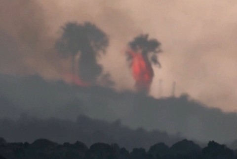 Erupcia vytvorila dve trhliny, ktoré sú od seba vzdialené asi 200 metrov.