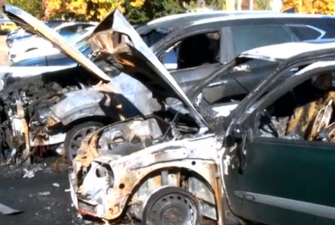 Kým ľudia spali, plamene na sídlisku pohltili tri autá