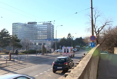 [multi] V Dúbravke vypadol z 3. poschodia muž. Predchádzala tomu údajne bitka 726