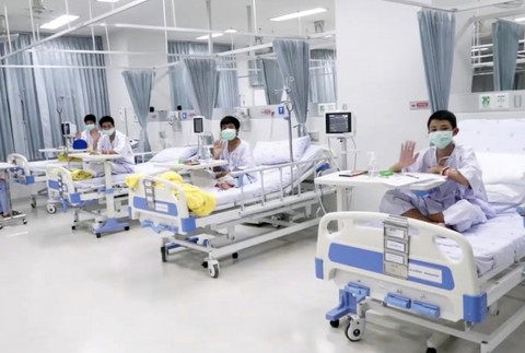 Thajskí chlapci, ktorých zachránili zo zaplavenej jaskyne, ležia v nemocničnej izbe v nemocnici v servernom Thajsku