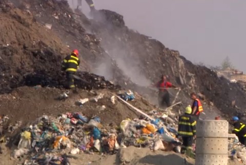 Požiar na skládke odpadu.