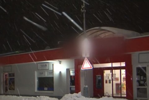 Pod zákazníkom herne sa preborila strecha. Ostal v bezvedomí