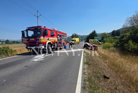 Prevozová sanitka sa zrazila s osobným autom