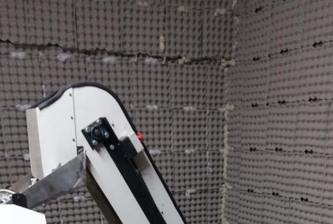 Cigarety, zbrane aj drogové laboratórium. Kukláči zasahovali v Michalovciach